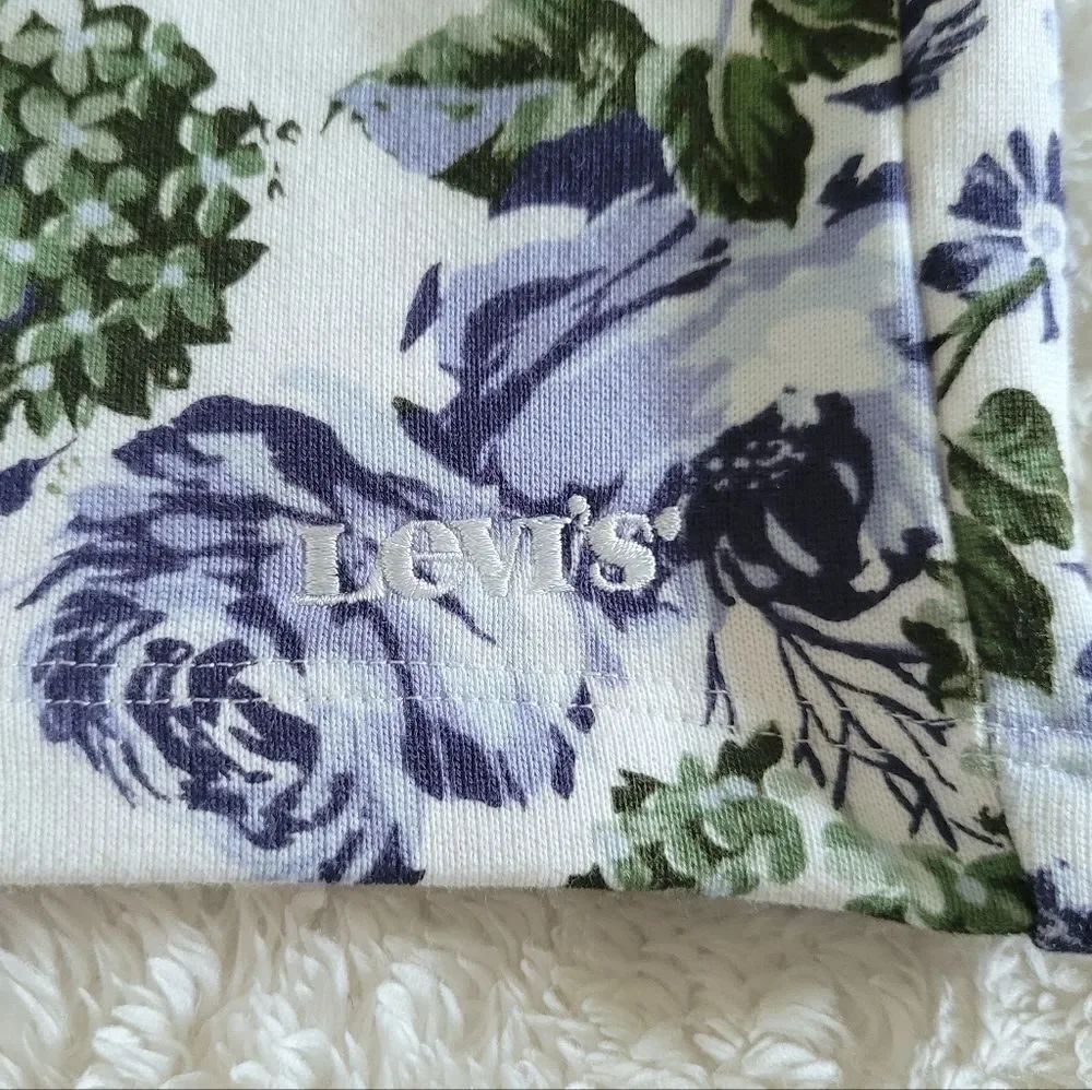 Levi's Floral💐 Shorts - NWT - Picture 7 of 12